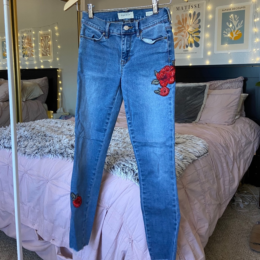 PACSUN jeans: super stretch ankle jegging with two flower patches